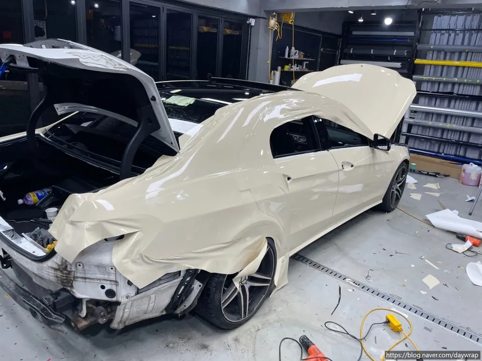 Mercedes-Benz Eクラスのカーラッピング事例|費用目安・仕上がり 施工写真 2-3