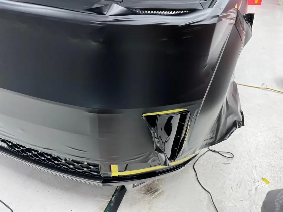 Hyundai Santa Feのカーラッピング事例:サテンブラックで印象激変 施工写真 3-3