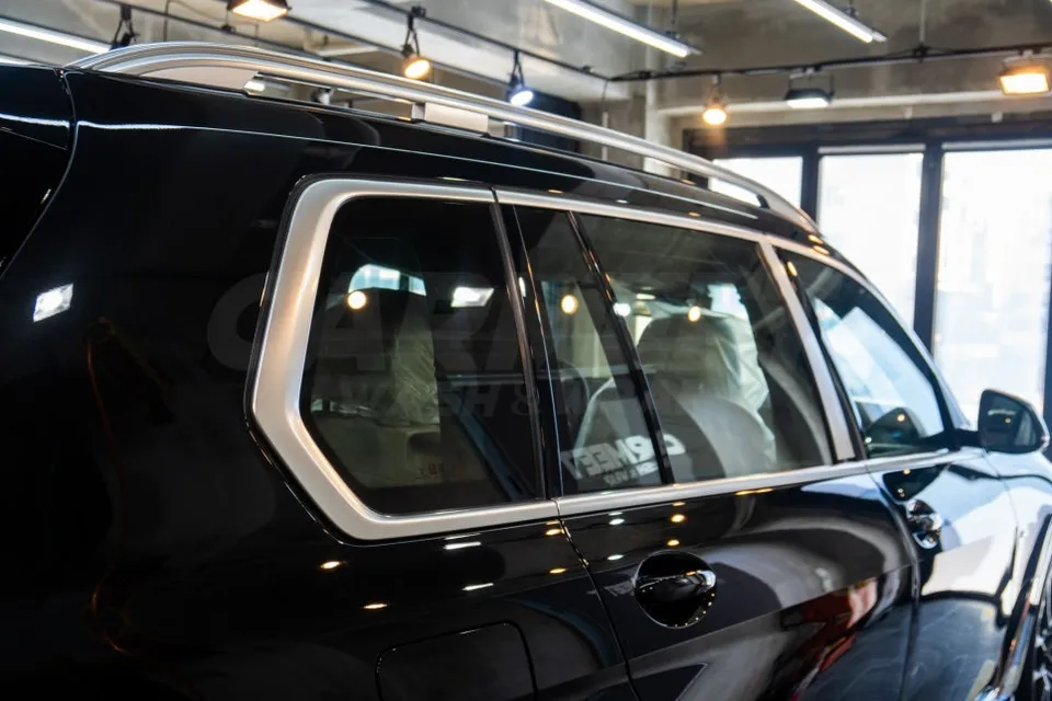 BMW X7のカーラッピング事例|クローム除去で印象激変 施工写真 1-1