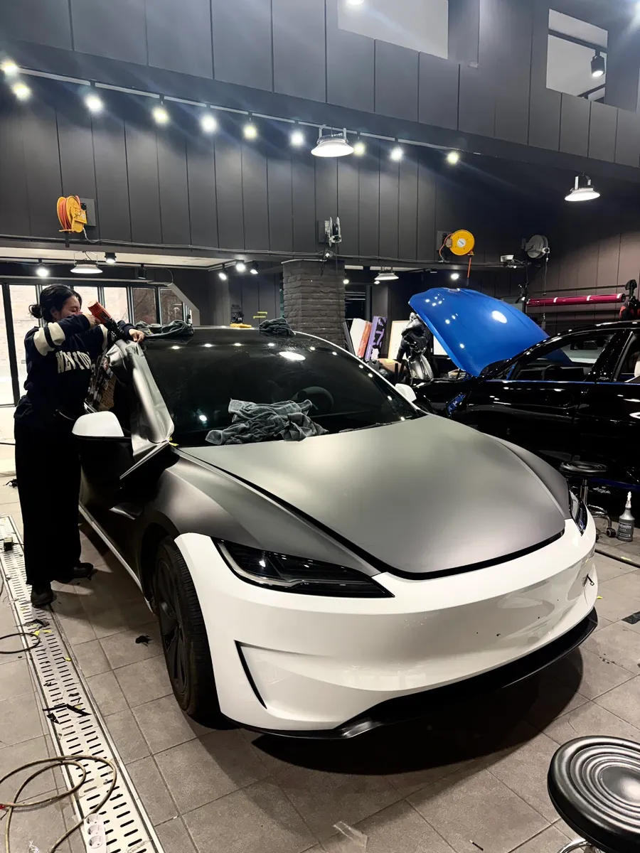 Tesla Model 3の無光ブラックラッピング事例 施工写真 1-2
