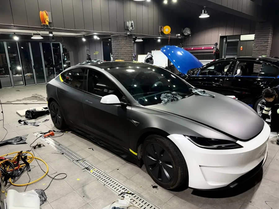 Tesla Model 3の無光ブラックラッピング事例 施工写真 2-2