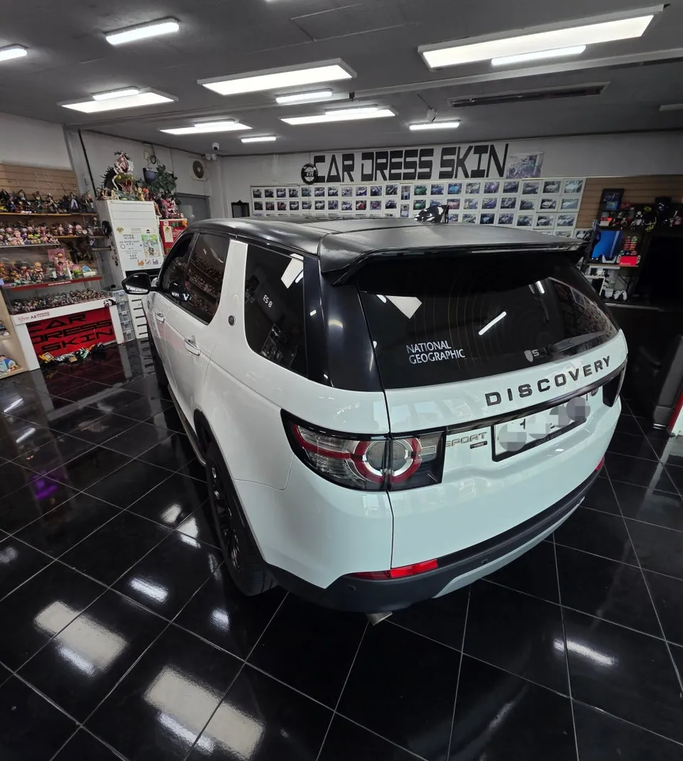 ランドローバー ディスカバリー スポーツのカーラッピング事例 施工写真 1-2