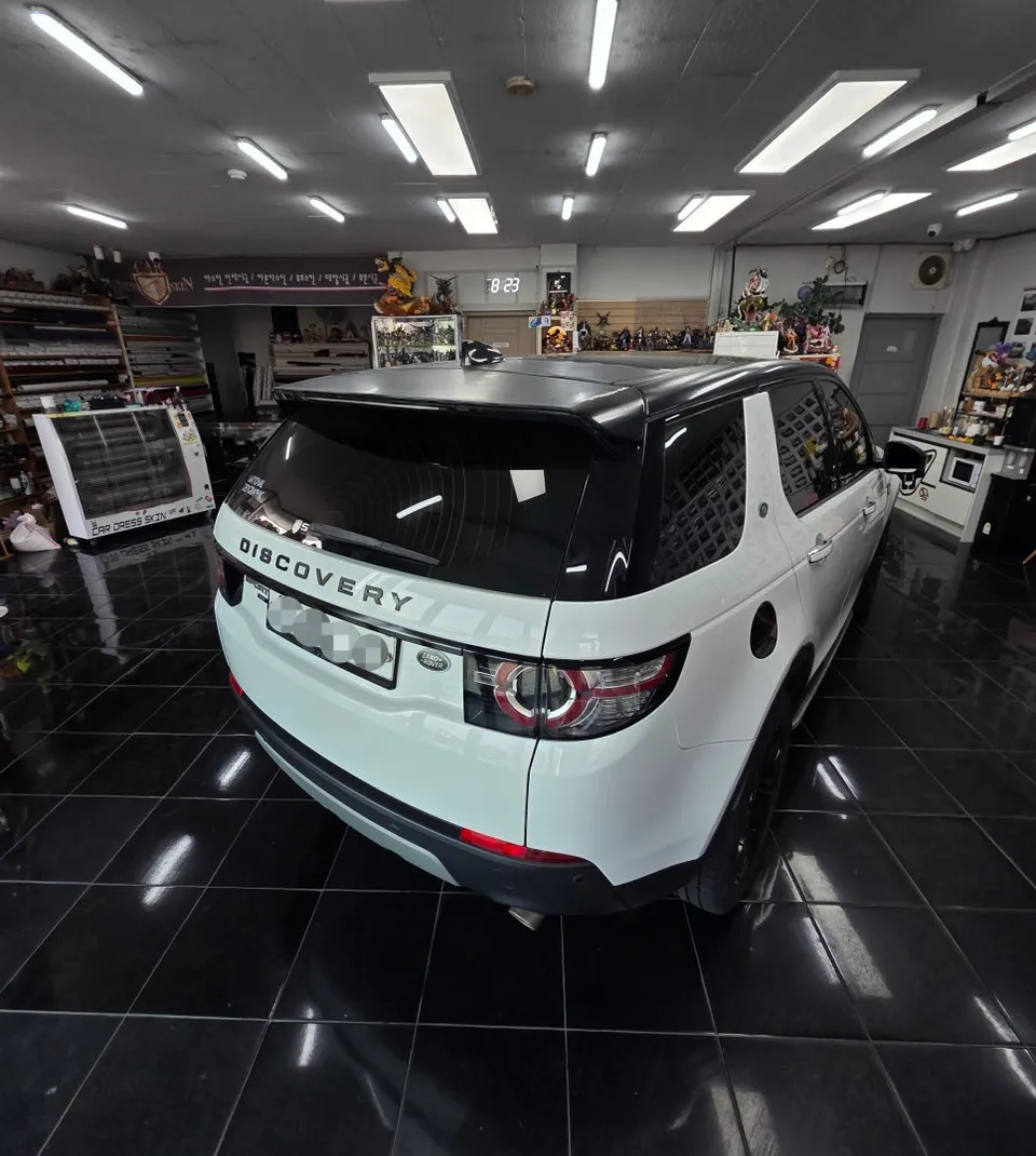 ランドローバー ディスカバリー スポーツのカーラッピング事例 施工写真 3-2