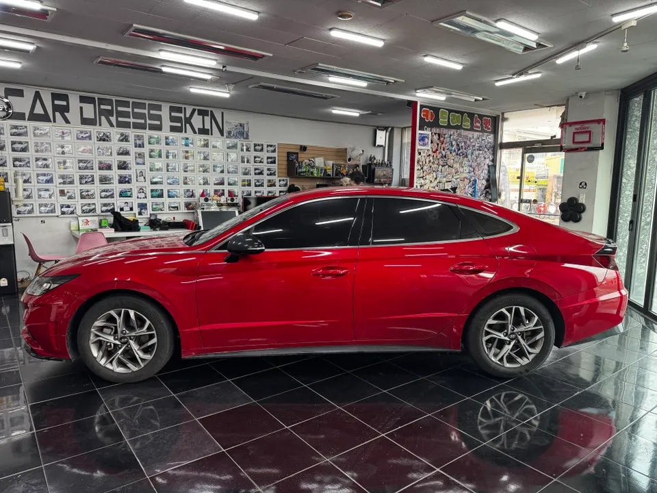Hyundai Sonata DN8 カーラッピング事例:サテンダークグレーへの変貌 施工写真 2-3