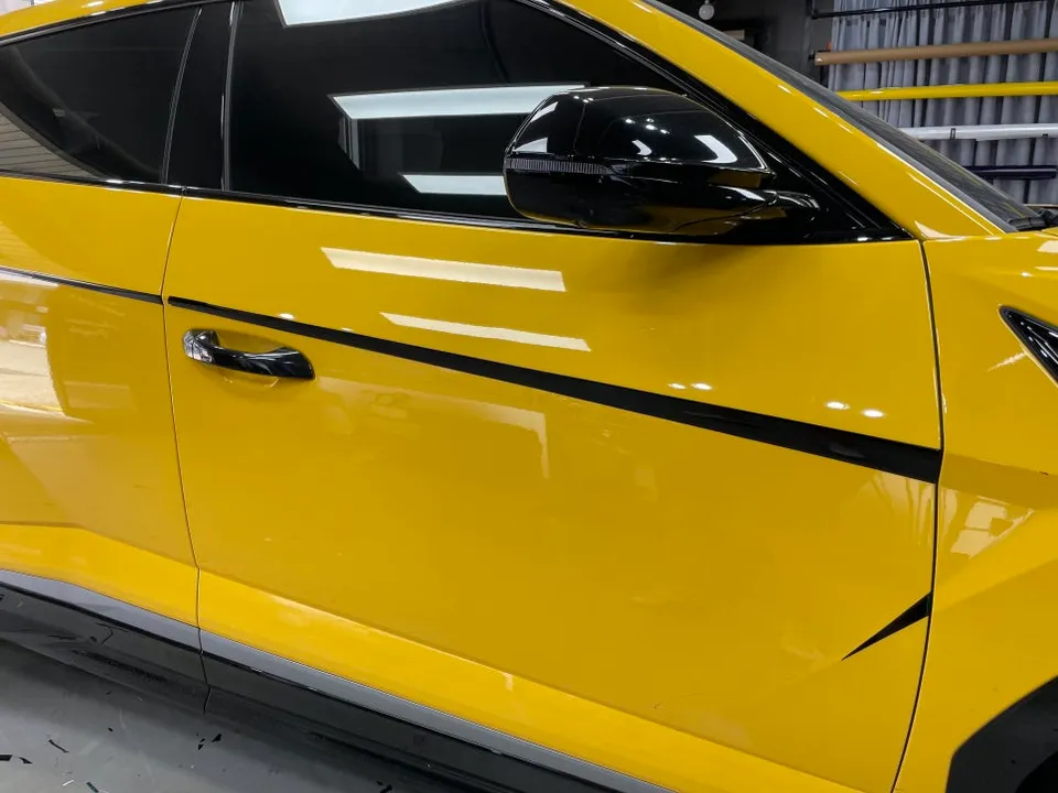 Lamborghini Urusのカーラッピング事例|3Mブラックデカール 施工写真 2-1