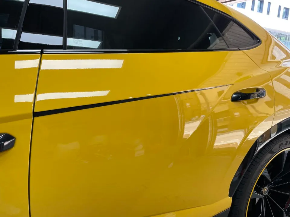 Lamborghini Urusのカーラッピング事例|3Mブラックデカール 施工写真 2-2