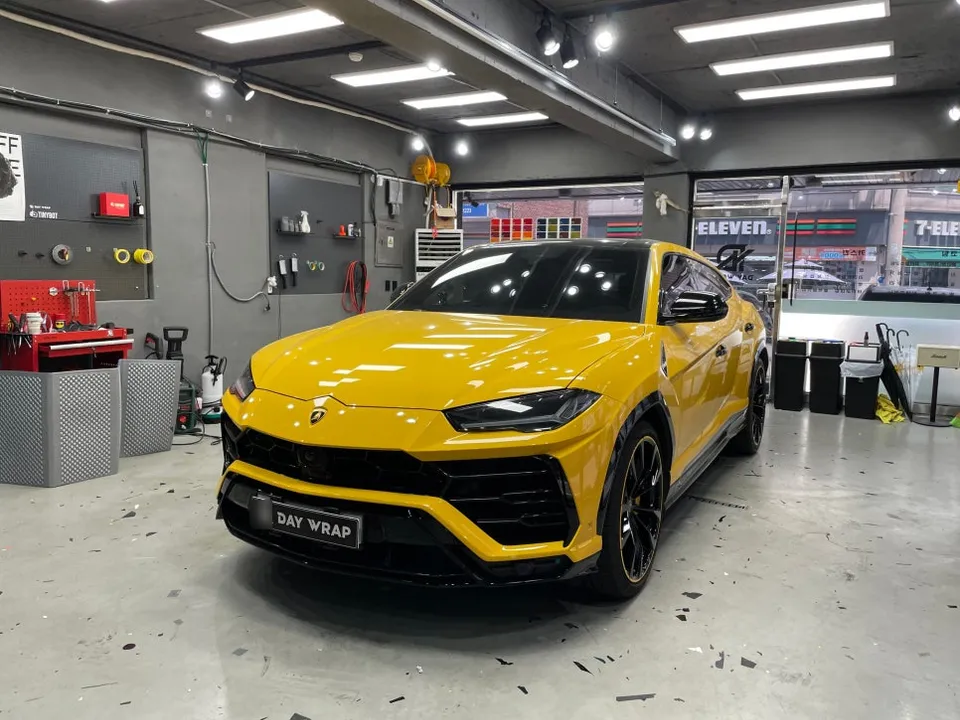 Lamborghini Urusのカーラッピング事例|3Mブラックデカール 施工写真 3-2