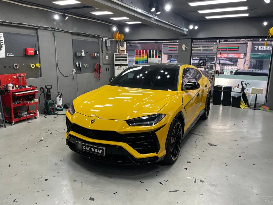 Lamborghini Urusのカーラッピング事例|3Mブラックデカール 施工写真 1-3