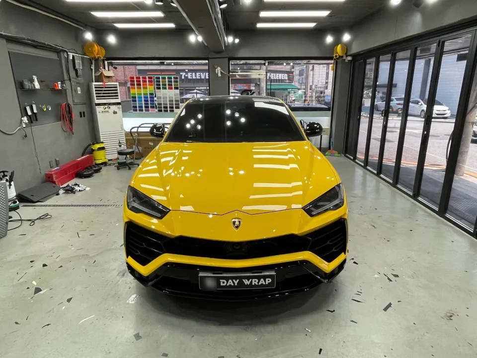 Lamborghini Urusのカーラッピング事例|3Mブラックデカール 施工写真 2-3