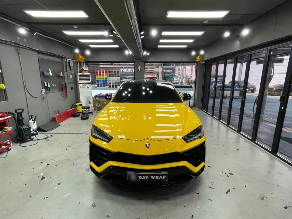 Lamborghini Urusのカーラッピング事例|3Mブラックデカール 施工写真 3-3