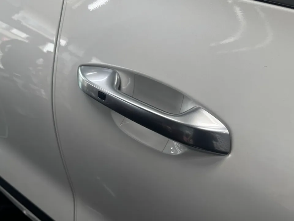 Kia Seltosのカーラッピング事例|高光沢ツートン 施工写真 1-1