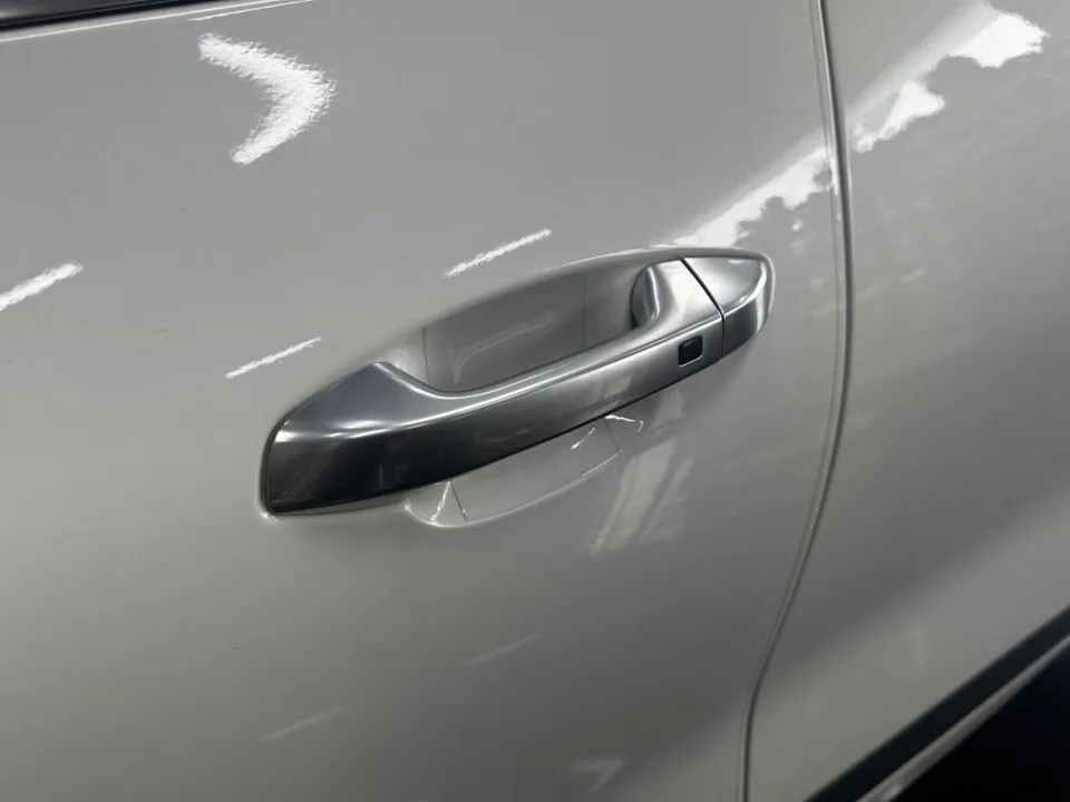Kia Seltosのカーラッピング事例|高光沢ツートン 施工写真 2-1