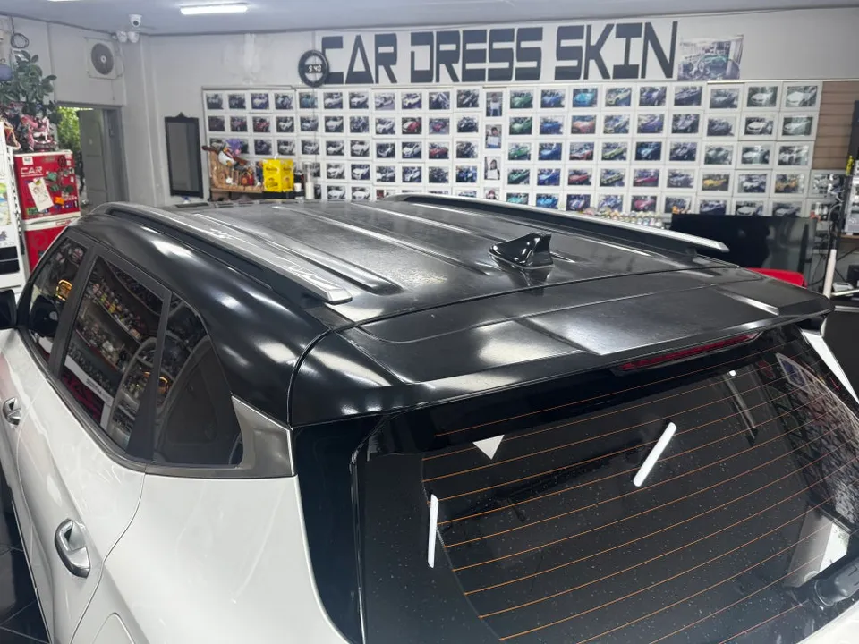 Kia Seltosのカーラッピング事例|高光沢ツートン 施工写真 1-3