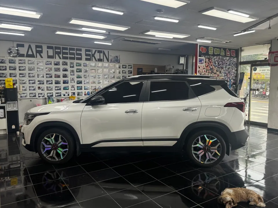 Kia Seltosのカーラッピング事例|高光沢ツートン 施工写真 3-3