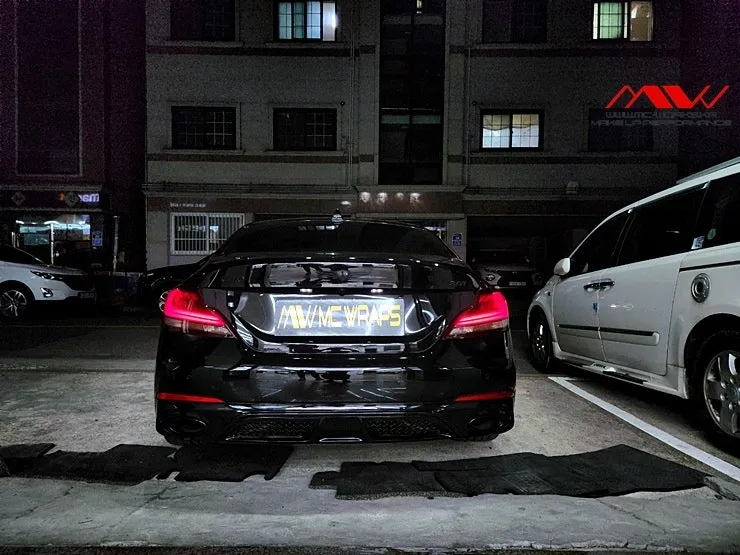 Genesis G70のカーラッピング事例:オールブラック化で洗練された印象に 施工写真 3-2