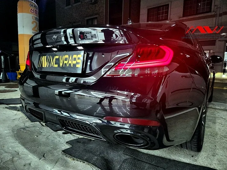 Genesis G70のカーラッピング事例:オールブラック化で洗練された印象に 施工写真 1-3