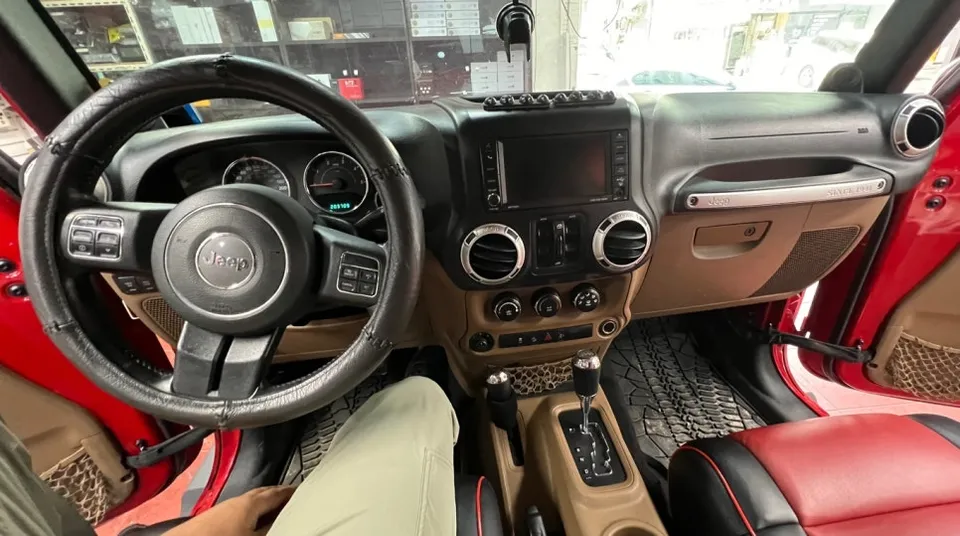 Jeep WranglerのAndroid Auto・CarPlay取付事例 施工写真 3-1