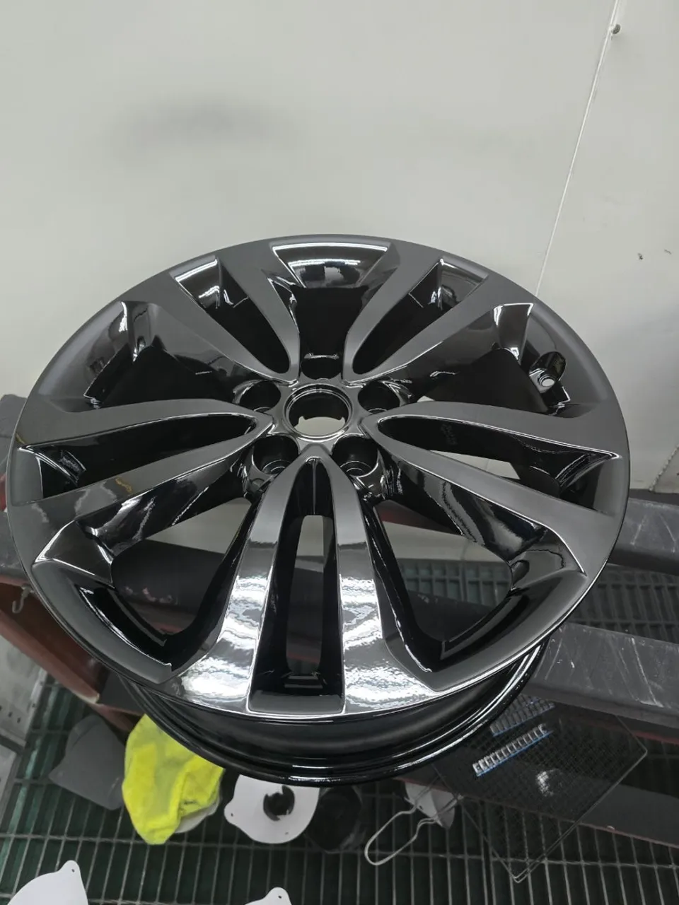 Kia Carnivalのホイールリペア・塗装事例 施工写真 4-2