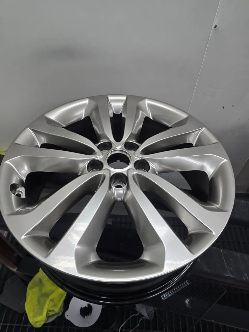 Kia Carnivalのホイールリペア・塗装事例 施工写真 1-3