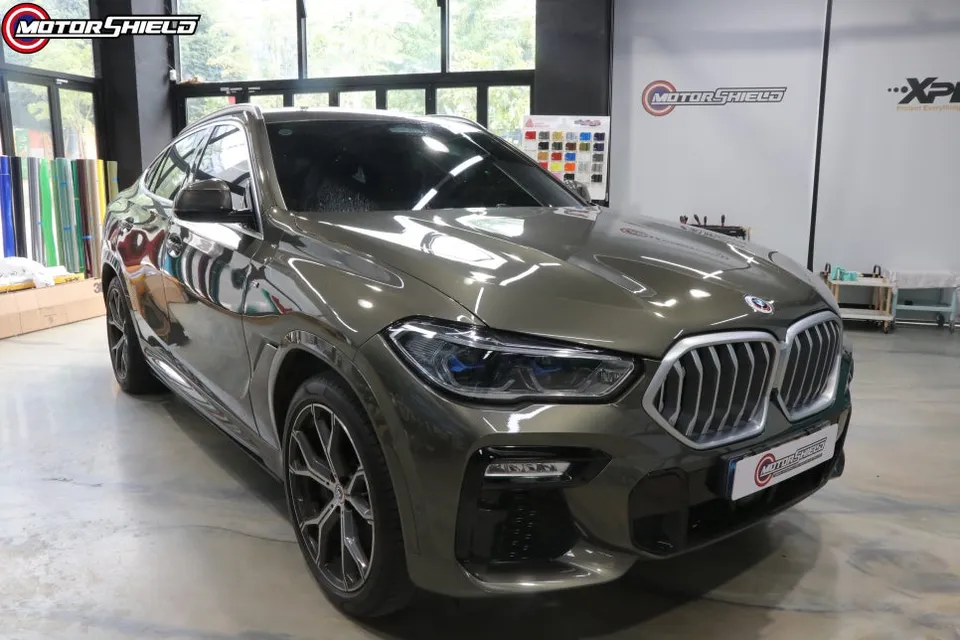 BMW X6 カーラッピング事例:チョークグレーの仕上がりと費用目安 施工写真 1-2