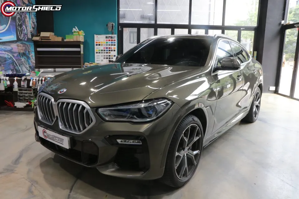 BMW X6 カーラッピング事例:チョークグレーの仕上がりと費用目安 施工写真 2-2