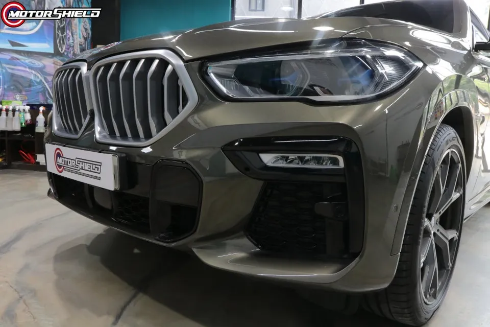 BMW X6 カーラッピング事例:チョークグレーの仕上がりと費用目安 施工写真 3-2