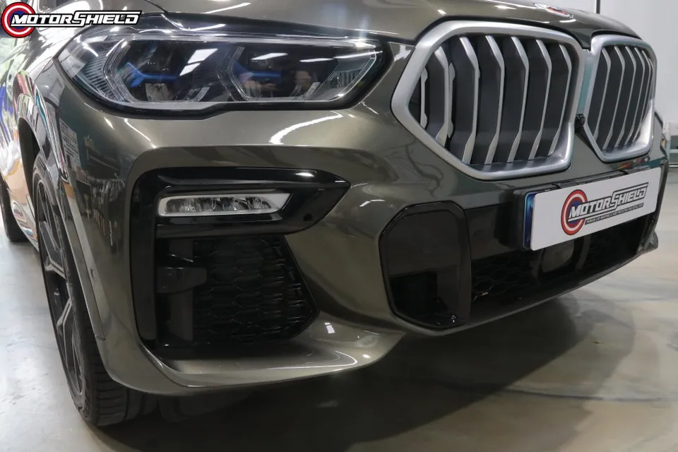 BMW X6 カーラッピング事例:チョークグレーの仕上がりと費用目安 施工写真 1-3