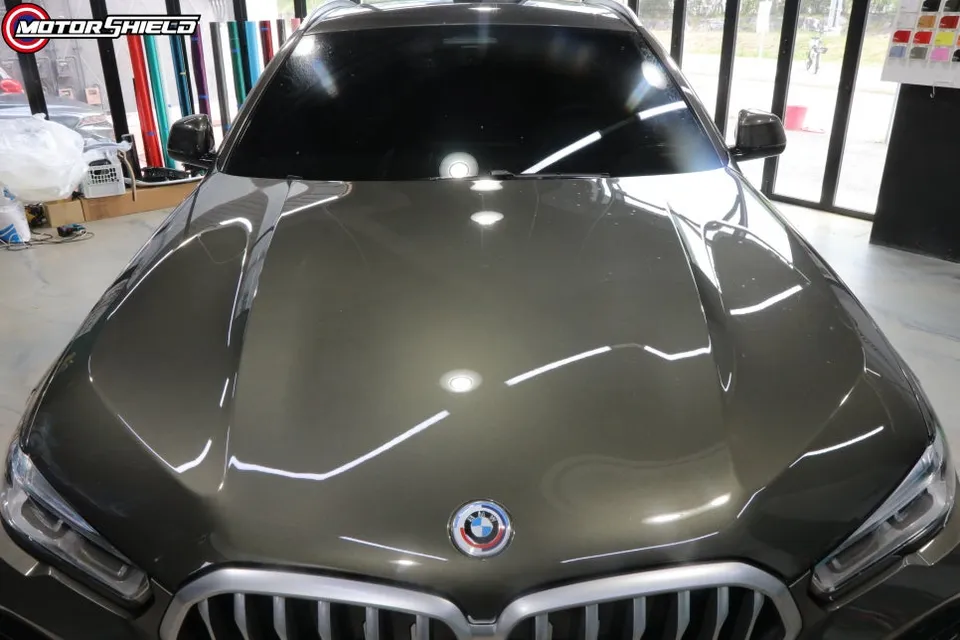 BMW X6 カーラッピング事例:チョークグレーの仕上がりと費用目安 施工写真 2-3