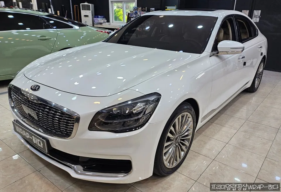 Kia K900 vinyl wrap - Kia K900 Vinyl Wrap Review: Black Matte Upgrade photo 3