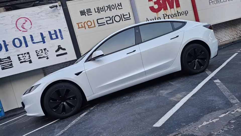 Tesla Model 3のカーフィルム施工事例|断熱・スモーク 施工写真 1-2