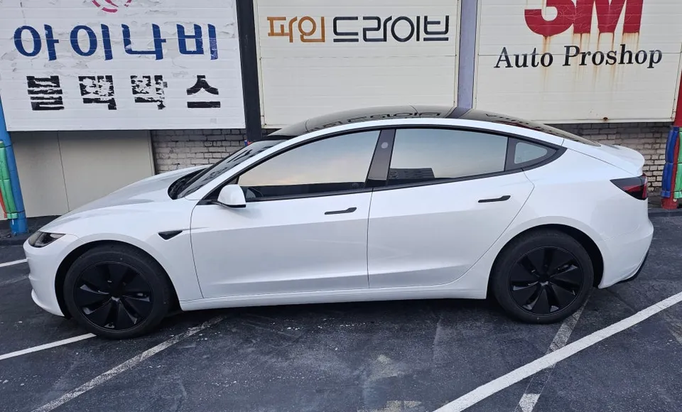 Tesla Model 3のカーフィルム施工事例|断熱・スモーク 施工写真 2-2