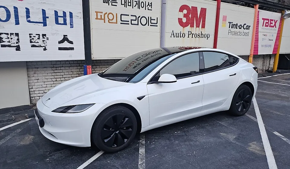 Tesla Model 3のカーフィルム施工事例|断熱・スモーク 施工写真 3-2