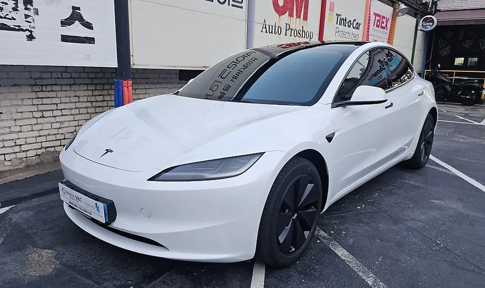 Tesla Model 3のカーフィルム施工事例|断熱・スモーク 施工写真 1-3