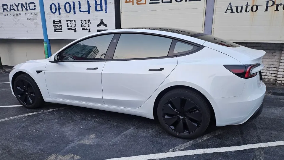 Tesla Model 3のカーフィルム施工事例|断熱・スモーク 施工写真 2-3