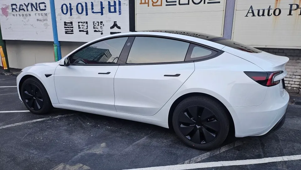 Tesla Model 3のカーフィルム施工事例|断熱・スモーク 施工写真 3-3