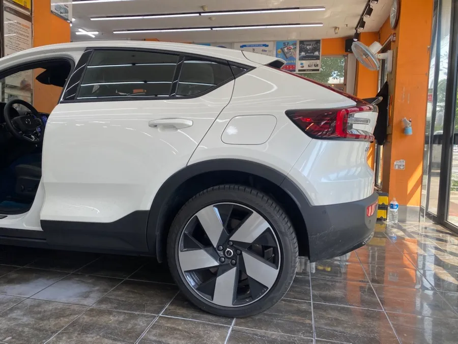 Volvo C40 Rechargeのカーフィルム施工事例 施工写真 4-2