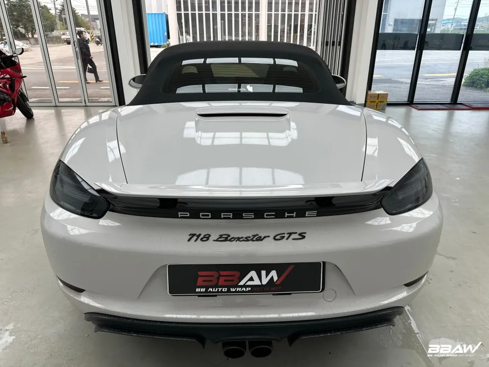 ポルシェ 718 Boxsterのカーラッピング事例|費用目安・仕上がり 施工写真 1-1