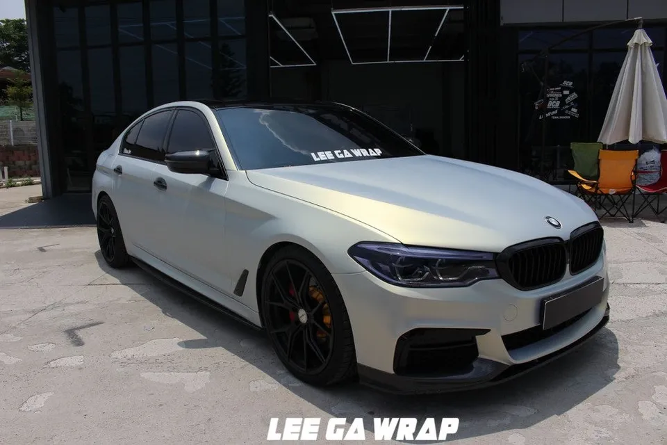 BMW 5 Seriesのカーラッピング事例|ヘルグリーンの魅力 施工写真 3-1