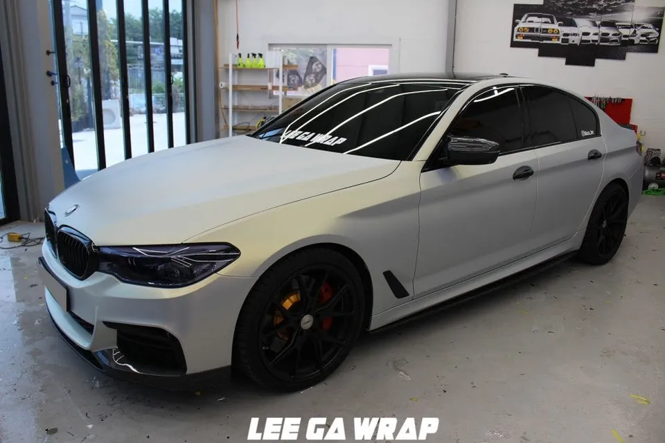 BMW 5 Seriesのカーラッピング事例|ヘルグリーンの魅力 施工写真 1-2
