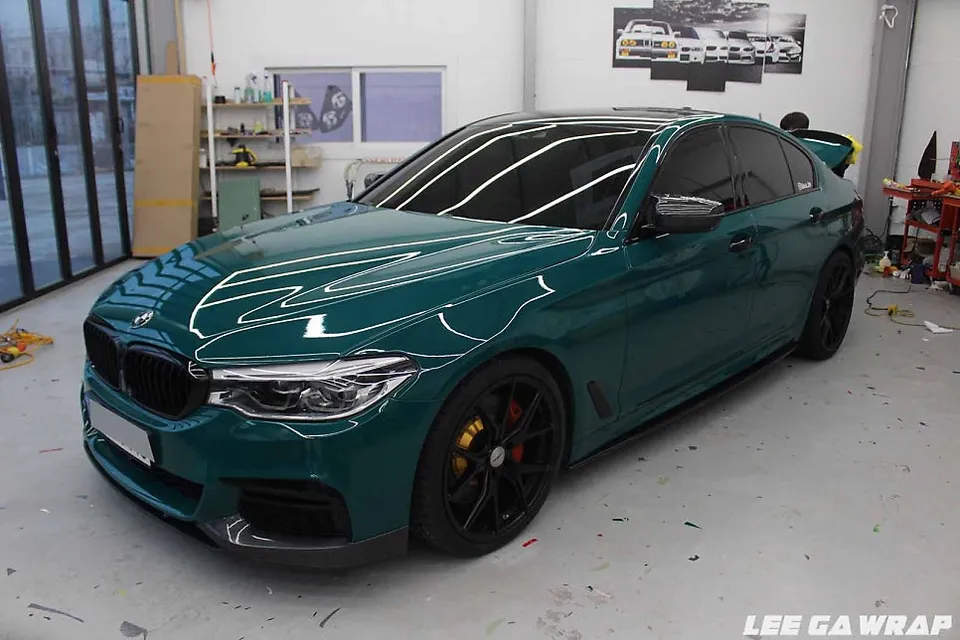 BMW 5 Seriesのカーラッピング事例|ヘルグリーンの魅力 施工写真 2-2