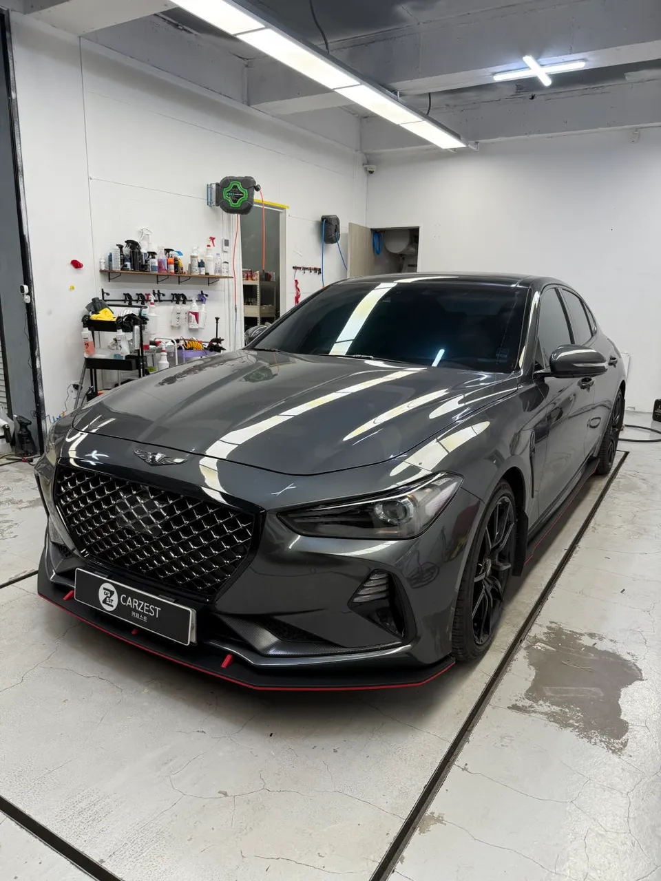 Genesis G70のカーラッピング事例：サテンブラックの魅力 施工写真 1-1