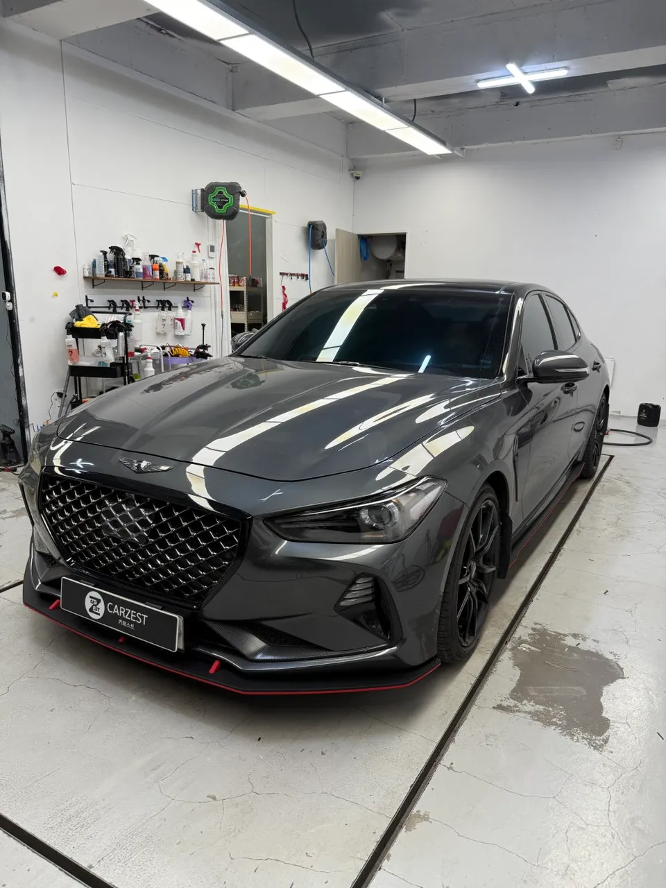 Genesis G70のカーラッピング事例：サテンブラックの魅力 施工写真 2-1