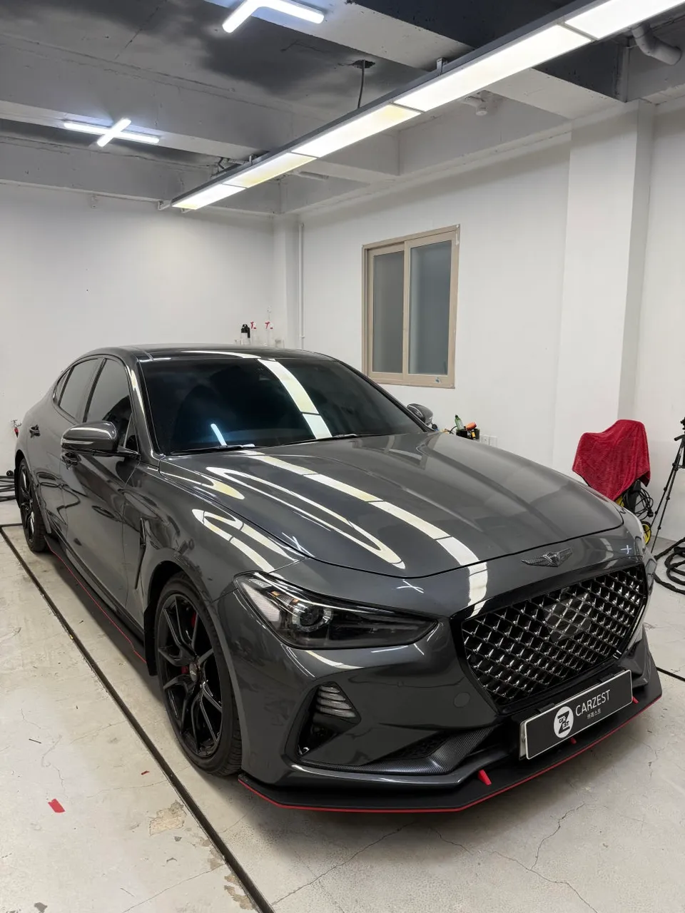 Genesis G70のカーラッピング事例：サテンブラックの魅力 施工写真 3-1