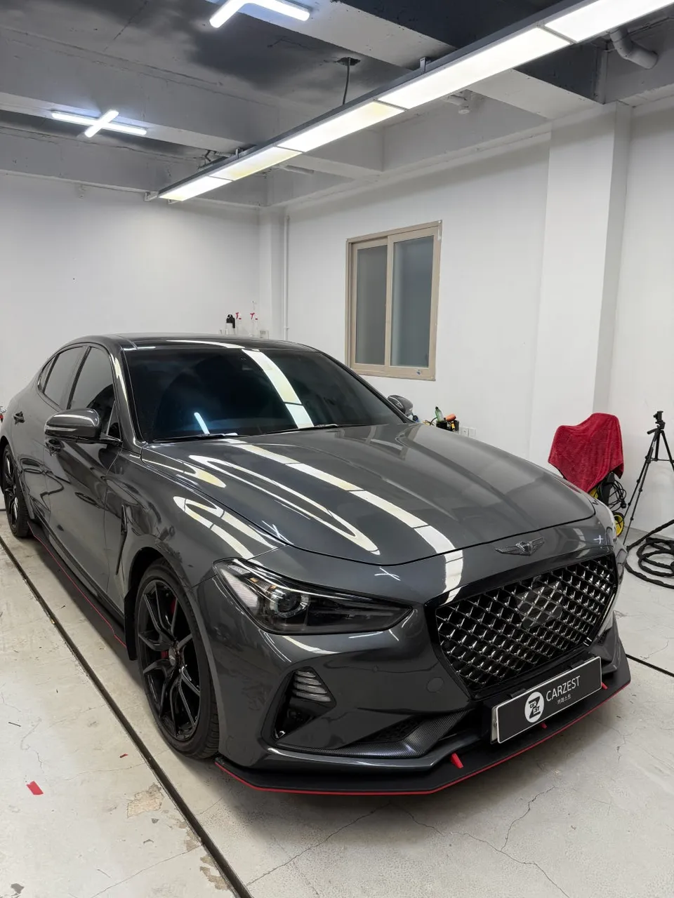 Genesis G70のカーラッピング事例：サテンブラックの魅力 施工写真 1-2