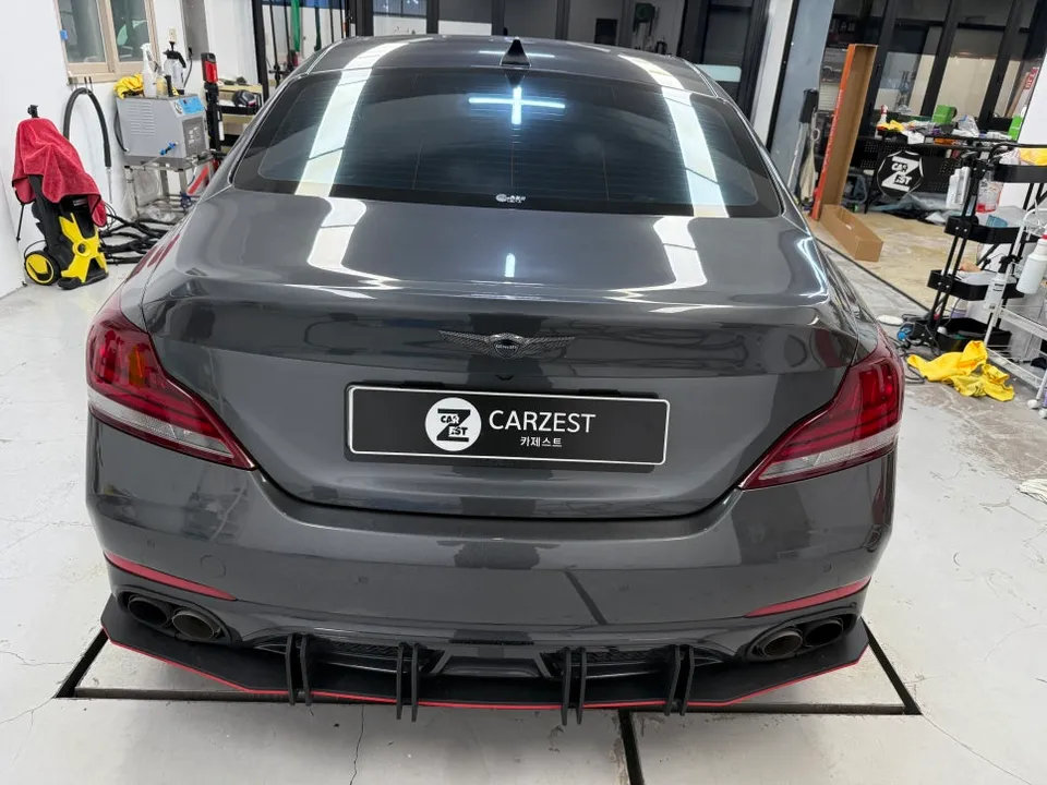 Genesis G70のカーラッピング事例：サテンブラックの魅力 施工写真 3-2