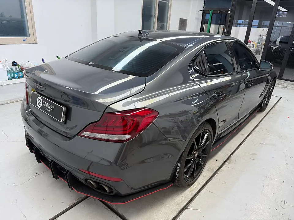 Genesis G70のカーラッピング事例：サテンブラックの魅力 施工写真 2-3