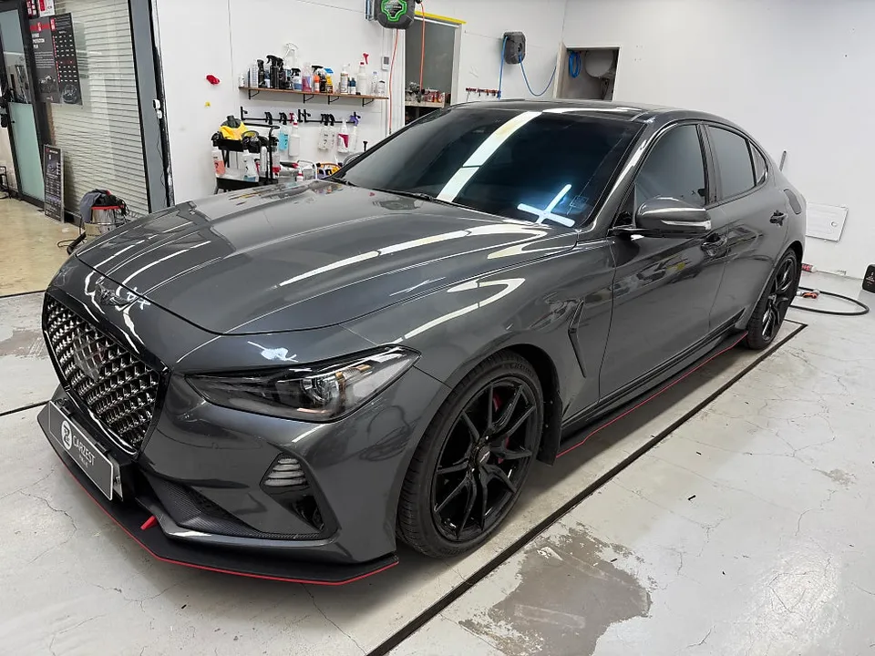 Genesis G70のカーラッピング事例：サテンブラックの魅力 施工写真 3-3