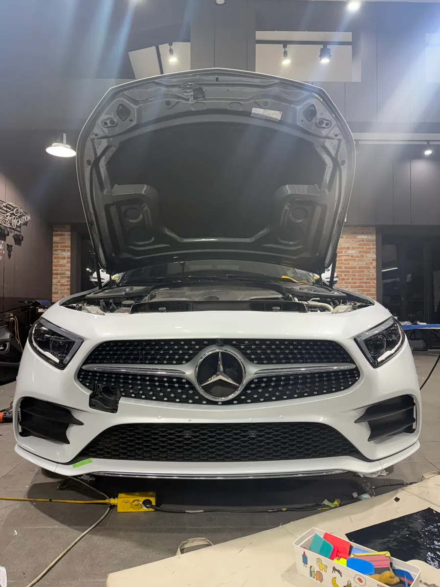 Mercedes-Benz CLSのカーラッピング事例|ホワイトパールへの変身 施工写真 1-2