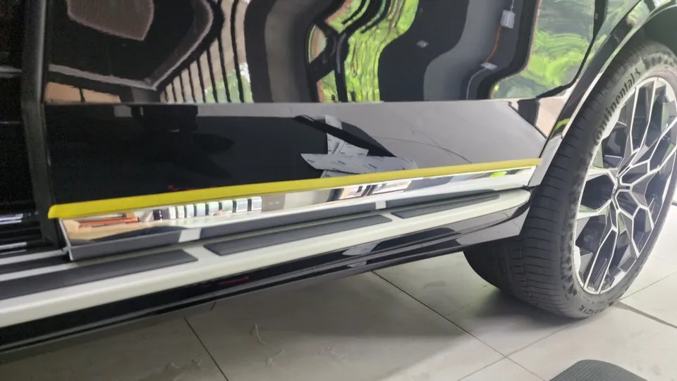 BMW X7のカーラッピング事例|クロームパーツのブラックアウト 施工写真 1-3