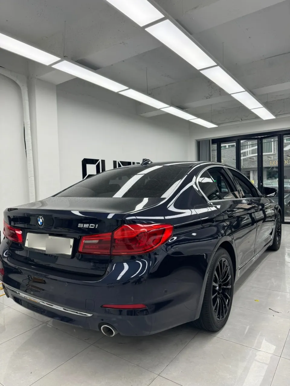 BMW 5 Series G30 カーラッピング事例:サテンブラックで高級感アップ 施工写真 1-1